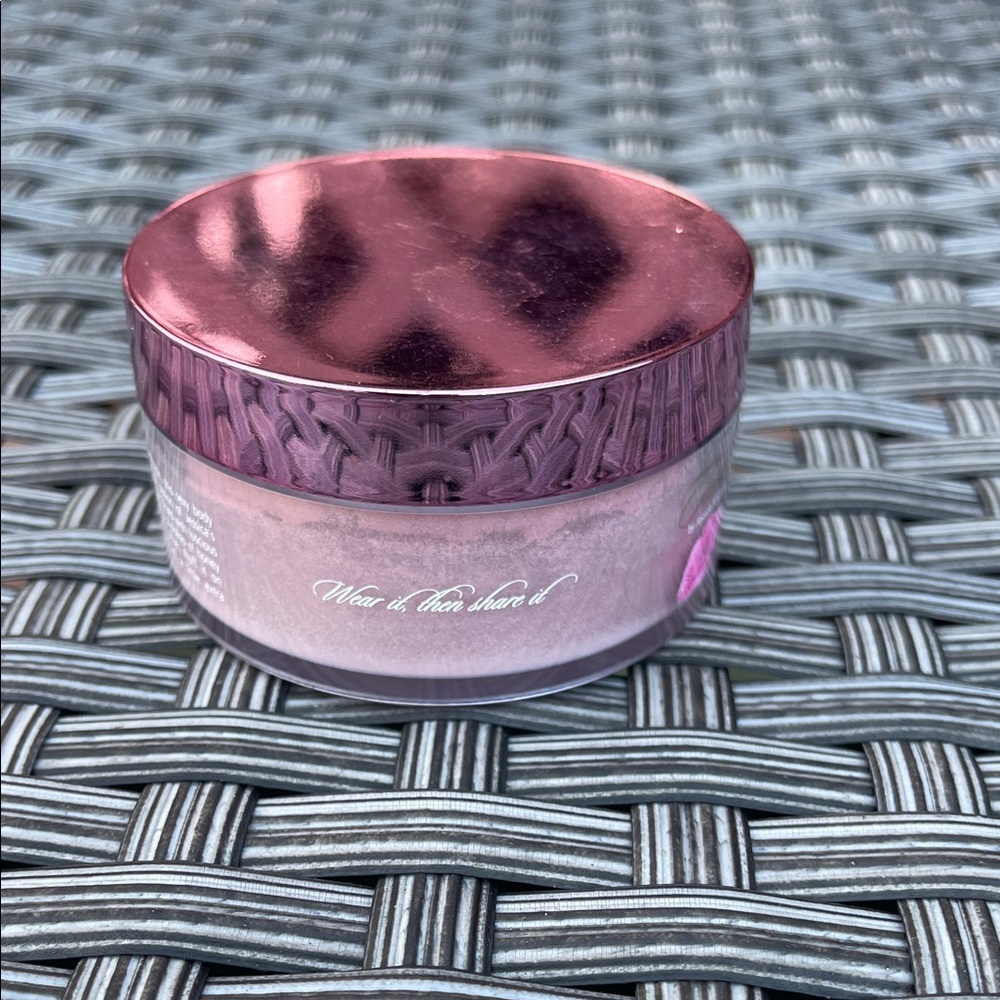 NEW!!! Jessica Simpson TASTE  💋 
Flavor DELICIOUS 🩷.35oz 
Shimmery pink powder